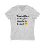 Camiseta inspiradora con cuello en V | Cita "Muévete en silencio"