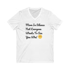 Camiseta inspiradora con cuello en V | Cita "Muévete en silencio"
